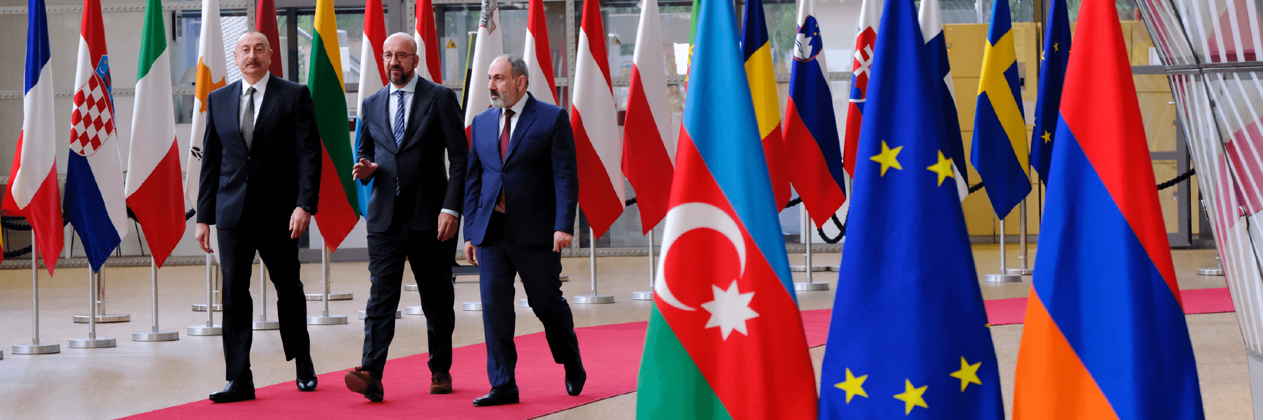 El presidente de Azerbaiyán, Ilham Aliyev, el presidente del Consejo de la UE, Charles Michel, y el primer ministro armenio, Nikol Pashinyan.